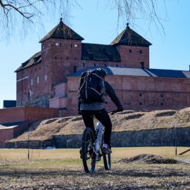 2. Sähkömaastopyörällä kaikki Hämeenlinnan nähtävyydet tutuiksi